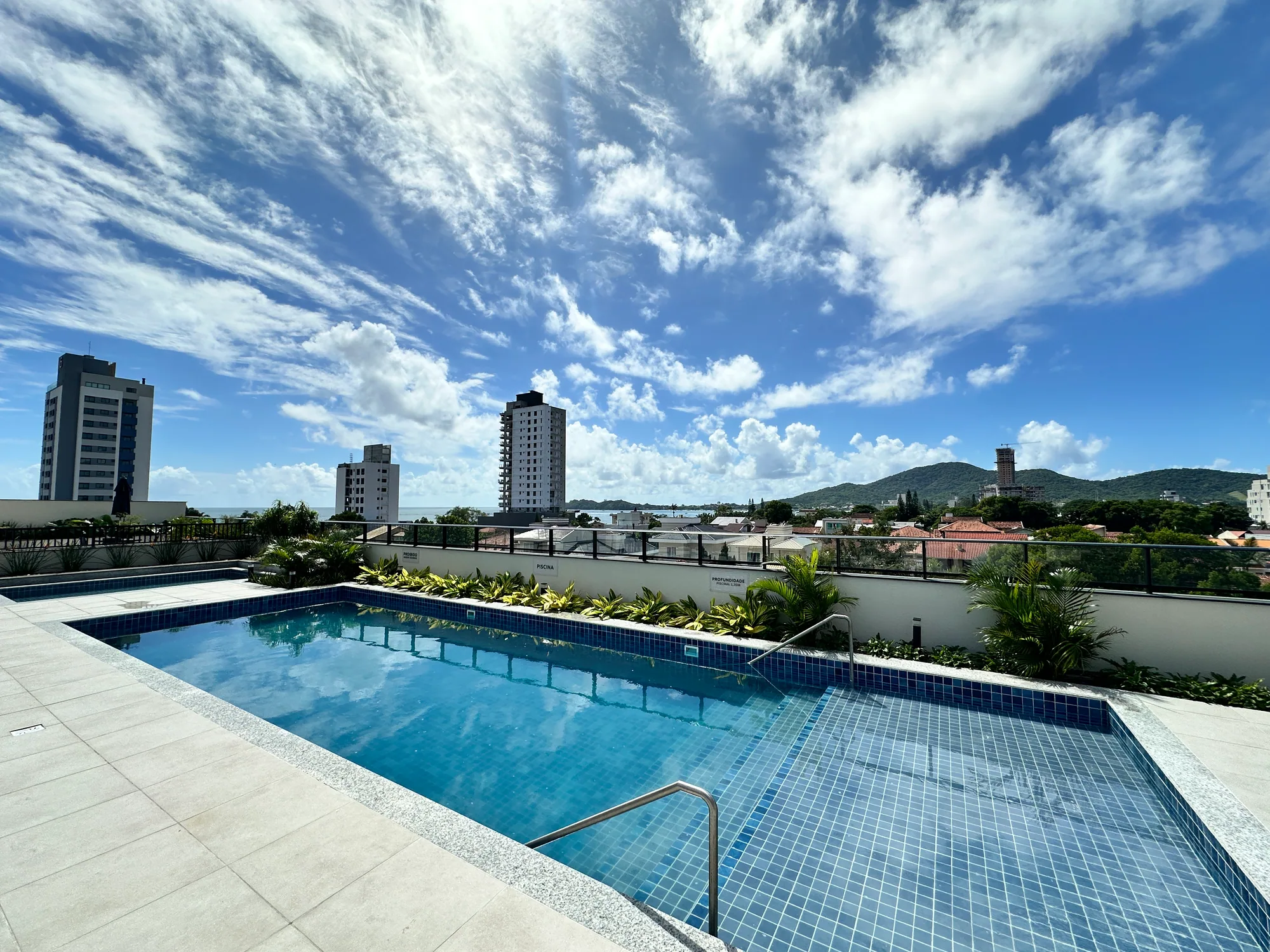 Skyline · piscina com vista