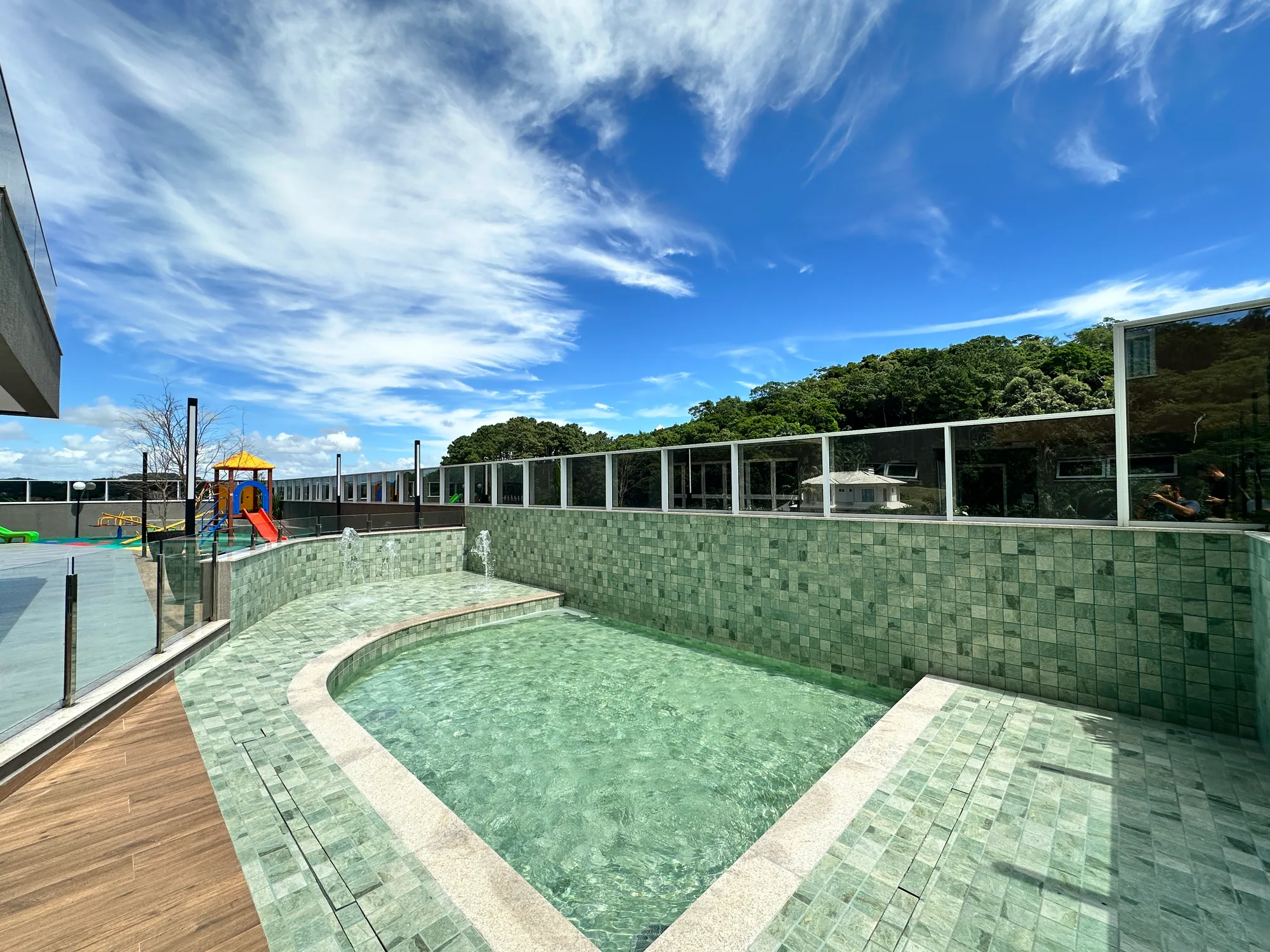 Vista Paradiso · piscina borda