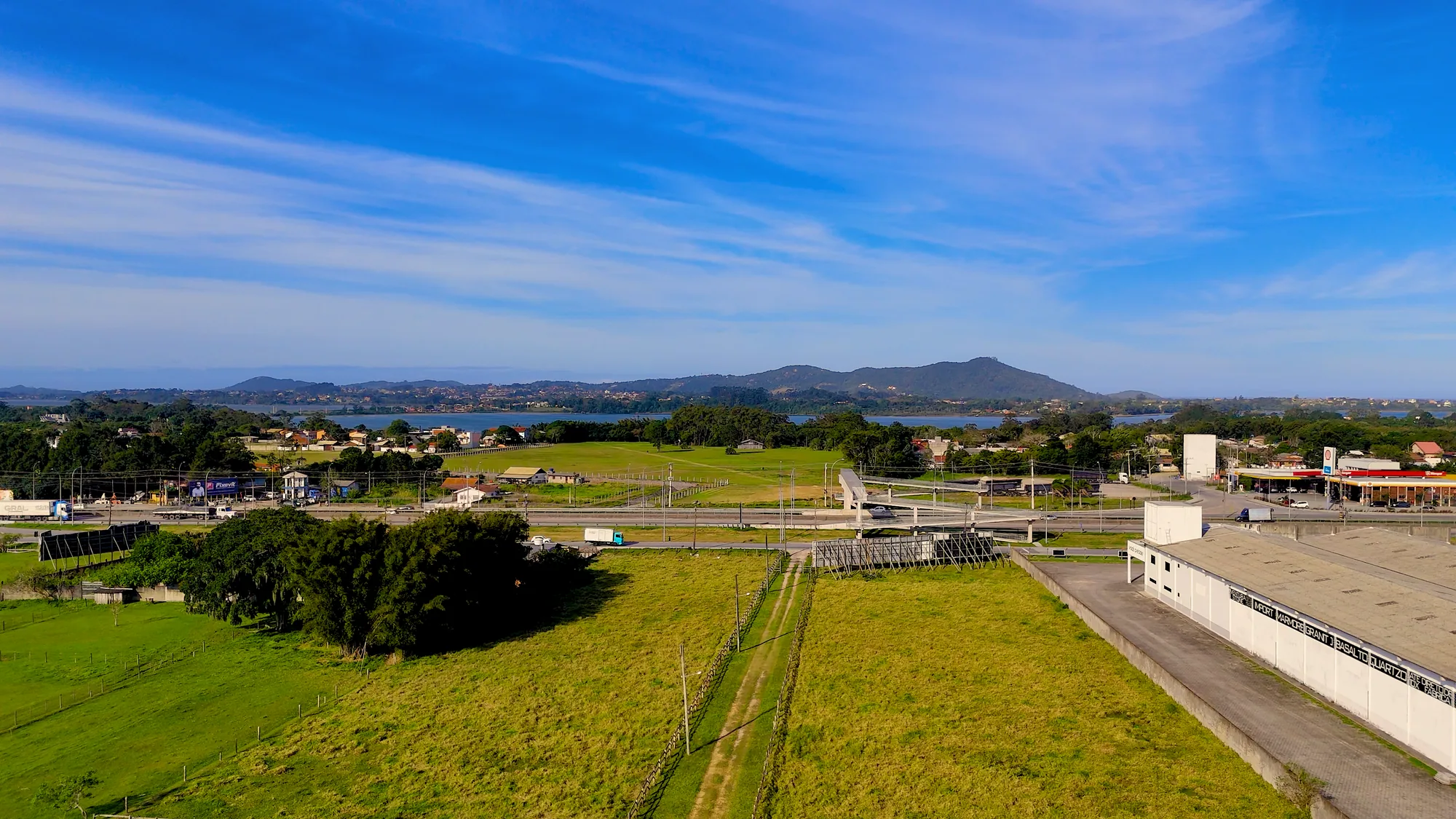 Área industrial e residencial · aérea lagoa
