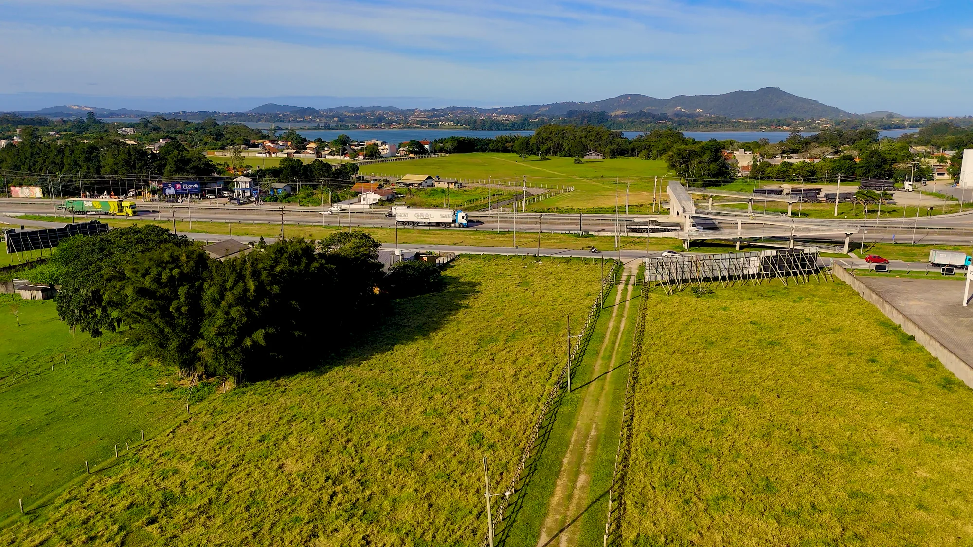 Área industrial e residencial · acesso rodovia